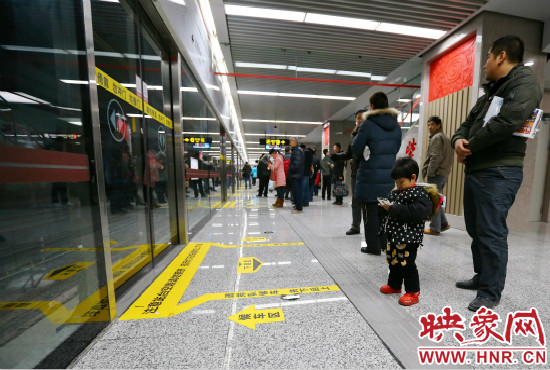 小朋友在等候區(qū)內(nèi)等待地鐵。