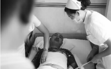 昨天，鄭州市第一人民醫(yī)院，被打傷的鄭州管城區(qū)執(zhí)法隊(duì)員唐建偉在接受治療。