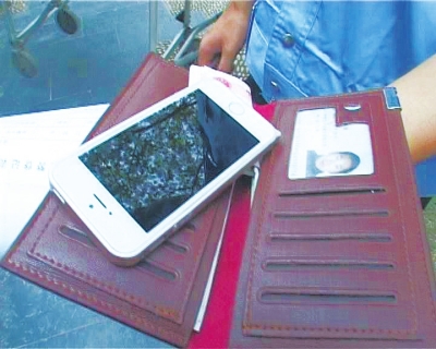 錢包里裝了5000來(lái)塊錢，懷里揣著最新的蘋果5S“土豪金”手機(jī)