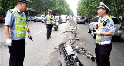 帶著車牌的車前臉留在了現(xiàn)場(chǎng)。
