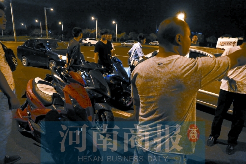 一小時(shí)內(nèi)，民警就扣了12輛摩托車(chē)、電動(dòng)車(chē)