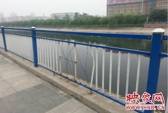 公園內多個護欄中間的鋼筋條不翼而飛，僅僅是用幾根細細鐵絲纏住。