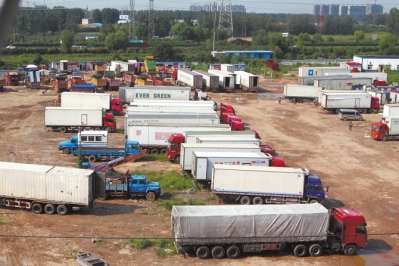 抓賭前，處警民警就藏身在這些廂式貨車內(nèi)。