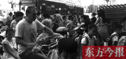 9月4日下午，文化路一小附近，大批陪讀家長(zhǎng)接孩子。