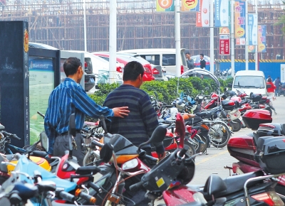 朋友陪伴該男子離開(kāi) 朋友陪伴該男子離開(kāi)