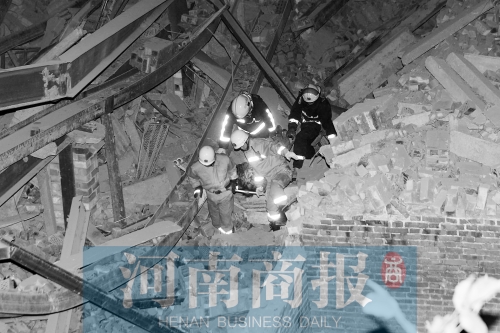 昨晚8點(diǎn)30分，消防員從廢墟中救出一名被埋者