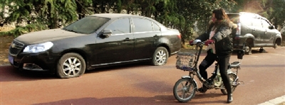 緊臨西三環(huán)一小區(qū)門(mén)口停的轎車(chē)，8輛車(chē)車(chē)胎被扎