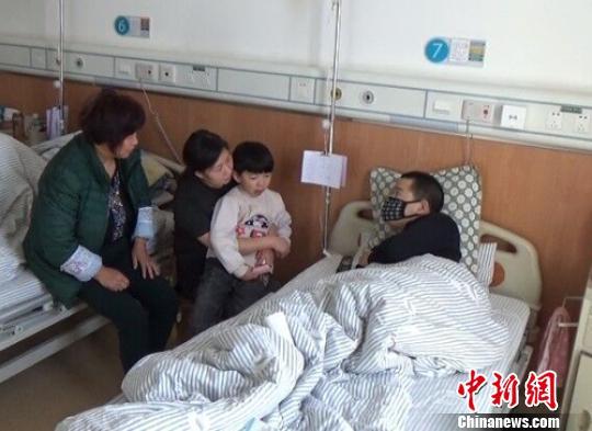 　一家4口在病房里團聚過年。