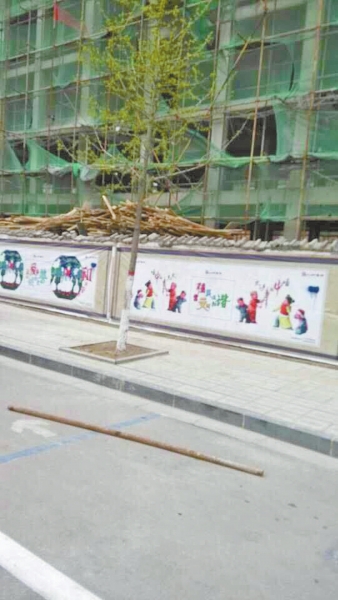 事發(fā)現(xiàn)場，奪命的鋼管還在地上。