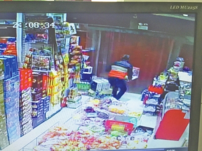 監(jiān)控中顯示，當(dāng)時(shí)竊賊抱起募捐箱就跑。