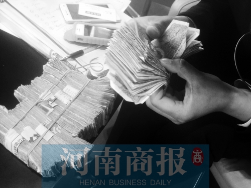 一名店員點了快一個小時，只點了一小部分零錢