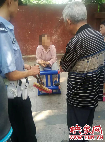 老太當(dāng)時坐在健身器材上做仰臥起坐，說環(huán)衛(wèi)工人影響她鍛煉身體了，便開始謾罵環(huán)衛(wèi)工人。