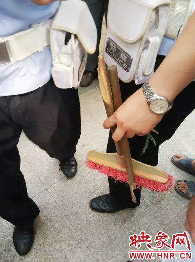 老太從環(huán)衛(wèi)工手中奪過掃帚，用腳踩斷，用力向環(huán)衛(wèi)工人的手上和腿上敲去。