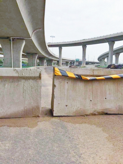  京廣快速路北延地面道路北三環(huán)入口處，一排石墩擋道，不讓入內(nèi)。