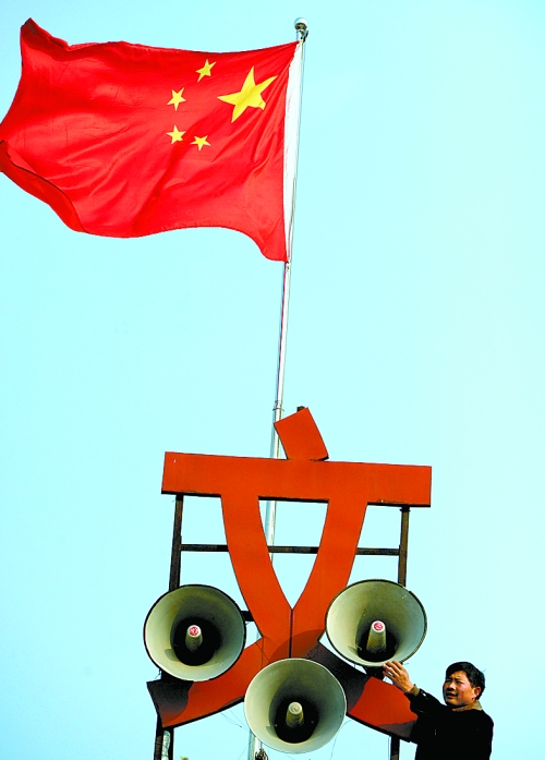 11月15日，新蔡縣磚店鎮(zhèn)黨員劉新峰在村口架起三個(gè)大喇叭，向群眾及時(shí)宣傳十八大精神。