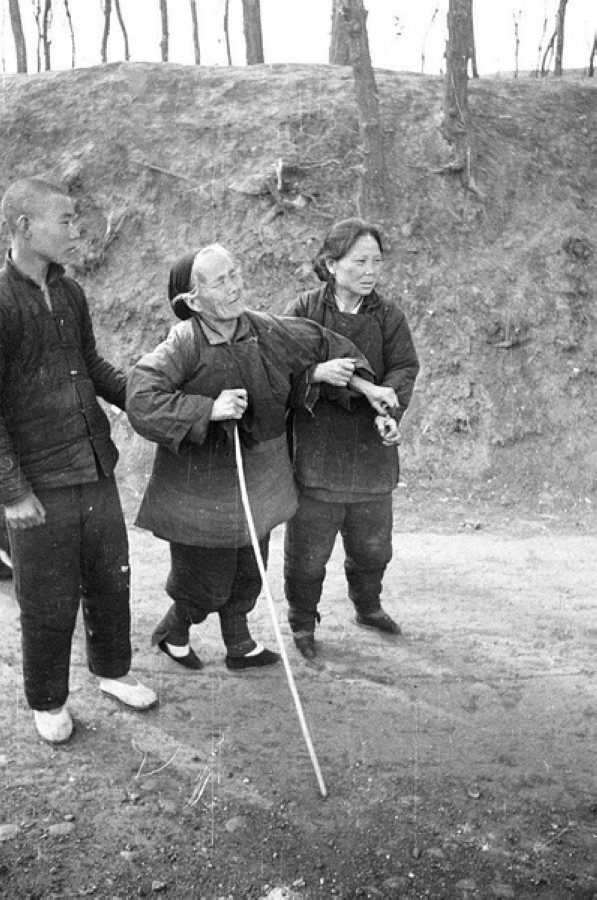 災(zāi)民，看到左側(cè)年輕人的白鞋，應(yīng)該是剛死去親人