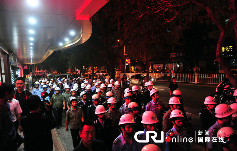 2012年12月26日晚，海南省三亞市，三亞市綜合行政執(zhí)法局河西大隊近百名城管上街執(zhí)法。