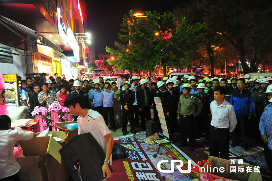 　2012年12月26日晚，海南省三亞市，三亞市綜合行政執(zhí)法局河西大隊近百名城管上街執(zhí)法。