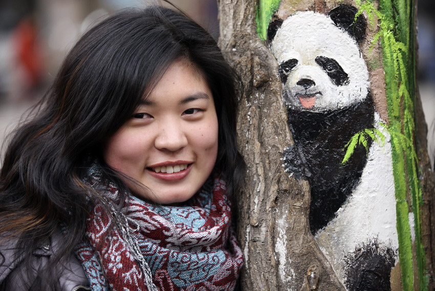 　3月1日，在河北省石家莊市九中街，王月與她的“樹洞畫”作品拍攝合影。