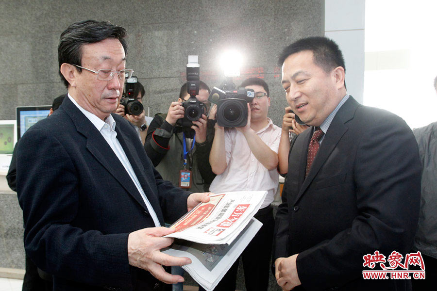 東方今報報社社長趙國平向河南省委書記、省人大常委會主任郭庚茂匯報東方今報的內(nèi)容、發(fā)行等情況 東方今報