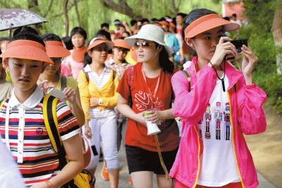 未名湖畔，游人紛紛拍照留念。