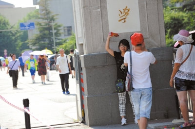 不愿排隊等待的游客只在門前留影。