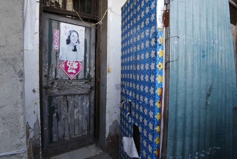 36歲的河南信陽打工者陳小龍在這里租了一間屋子住，2012年底開始，他偷偷在出租屋里挖地窖。