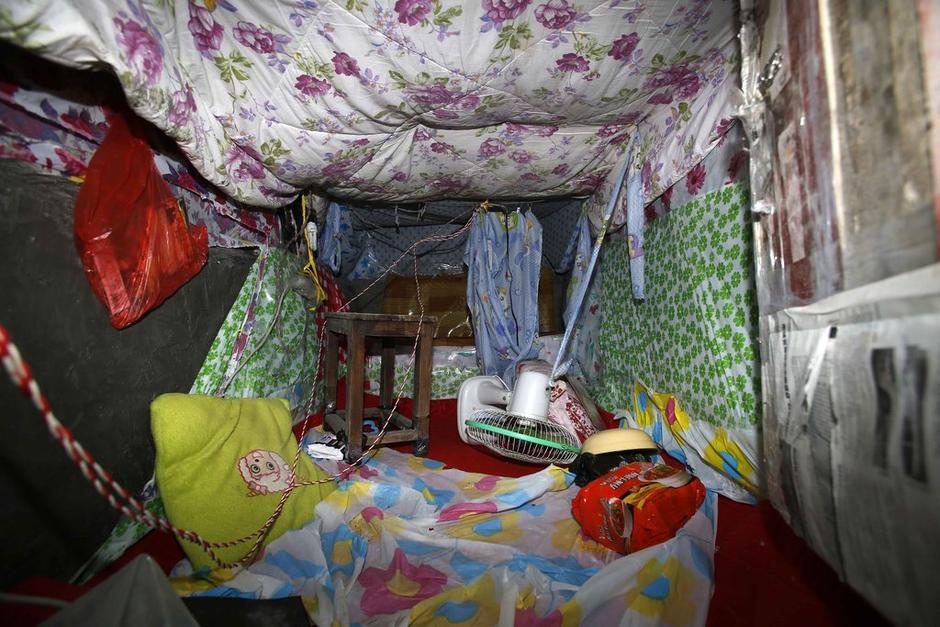 今年地窖挖成。6月12日22時左右，陳小龍在嘉興市經(jīng)濟技術(shù)開發(fā)區(qū)(國際商務(wù)區(qū))玉都豪匯KTV門口，以拉客為由，將18歲安徽女孩郭某，用三輪電動車載到僻靜處，以水果刀、電棍威脅，將她雙手雙腳綁住，嘴巴封住。強行帶到出租屋地窖內(nèi)，用鎖鏈鎖住。期間，陳小龍多次強奸女孩。