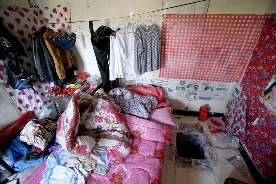 女孩利用隨身攜帶的指甲刀，一點點將身上鎖鏈磨斷，6月23日，她掙脫鎖鏈，跑到氣窗大喊救命，周圍居民聞聲報警，女孩11天的地獄經(jīng)歷才告結(jié)束。