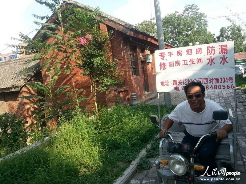 圖為縣委大院依然沒有配備專職保安，群眾可以隨意進(jìn)入。圖片來源：人民網(wǎng)