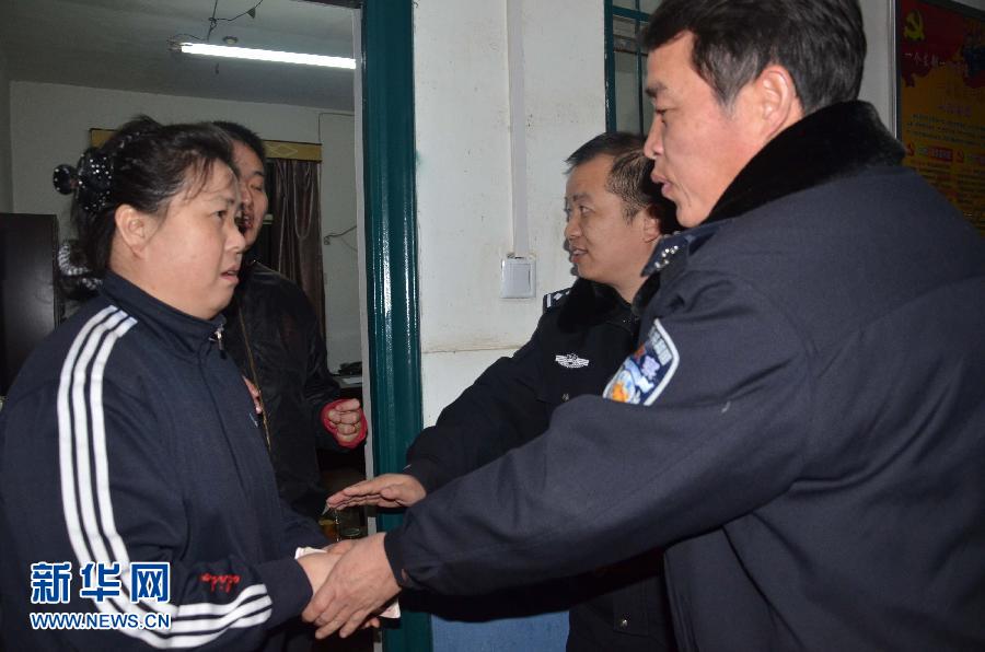 (中國(guó)網(wǎng)事·新華網(wǎng)·圖文互動(dòng))(1)務(wù)工者萬(wàn)元現(xiàn)金掉入列車(chē)便池散落鐵軌 民警冒雨沿路撿回 (中國(guó)網(wǎng)事·新華網(wǎng)·圖文互動(dòng))(1)務(wù)工者萬(wàn)元現(xiàn)金掉入列車(chē)便池散落鐵軌 民警冒雨沿路撿回