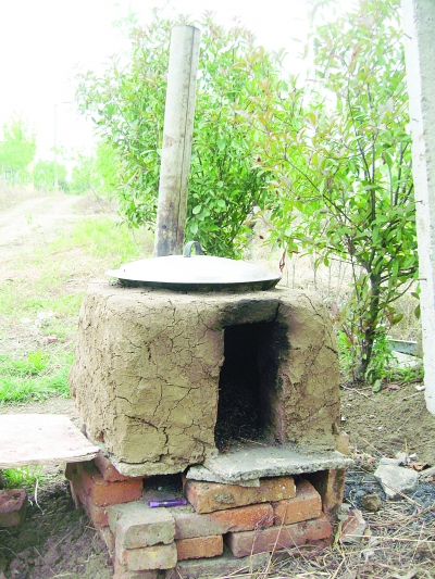 簡易的鍋灶。任國勇攝