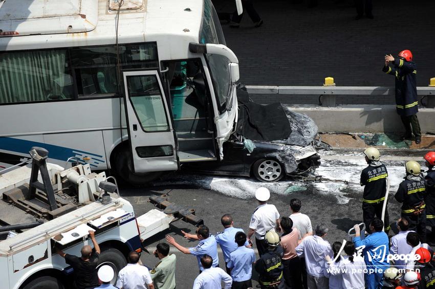 北京大客車追尾碾壓奧迪司機被困車中。