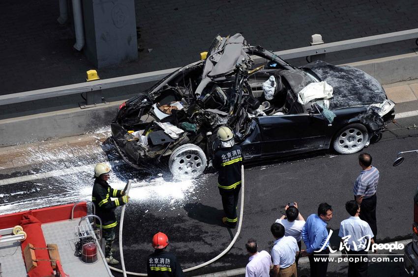 北京大客車追尾碾壓奧迪司機被困車中。