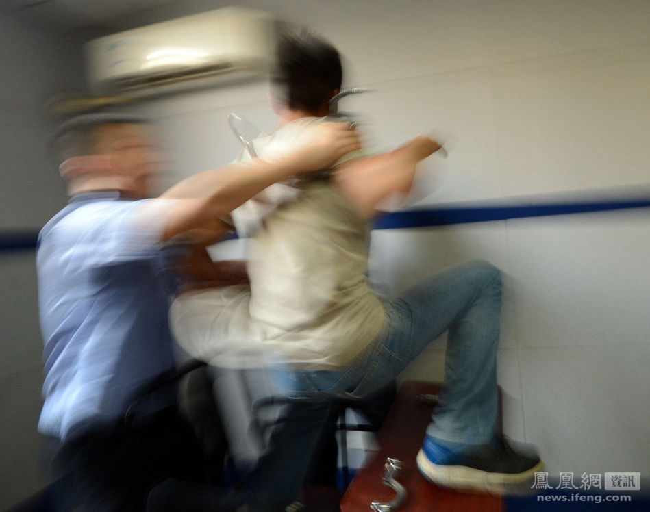 90后癮君子"毒駕"連撞7車 90后癮君子"毒駕"連撞7車