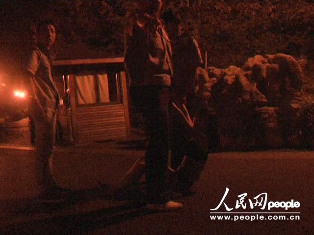 南京女子脫衣跳河 南京女子脫衣跳河