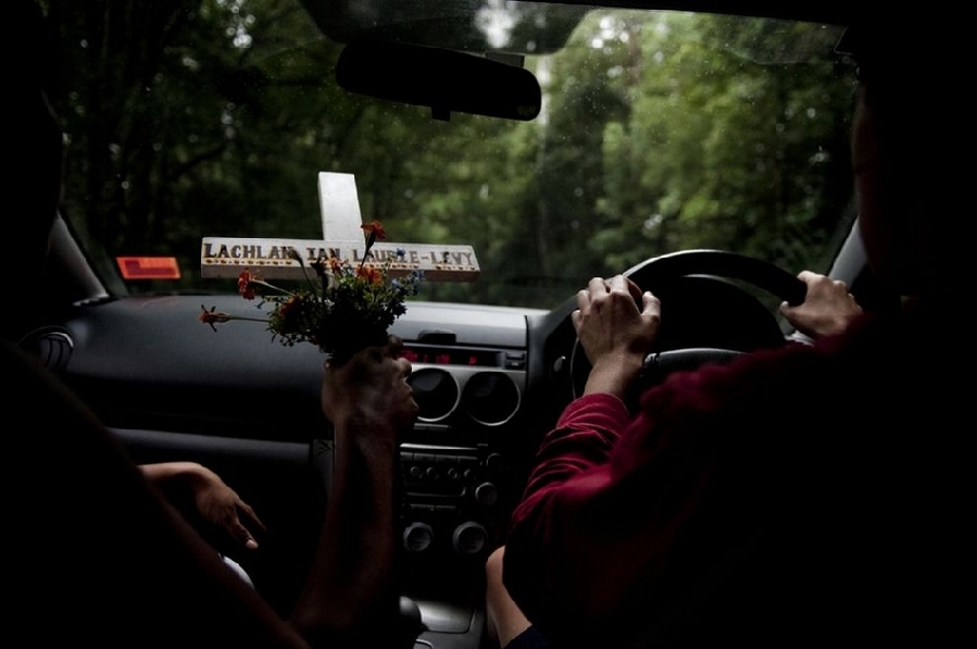 年輕單親媽媽的艱難生活. 年輕單親媽媽的艱難生活.