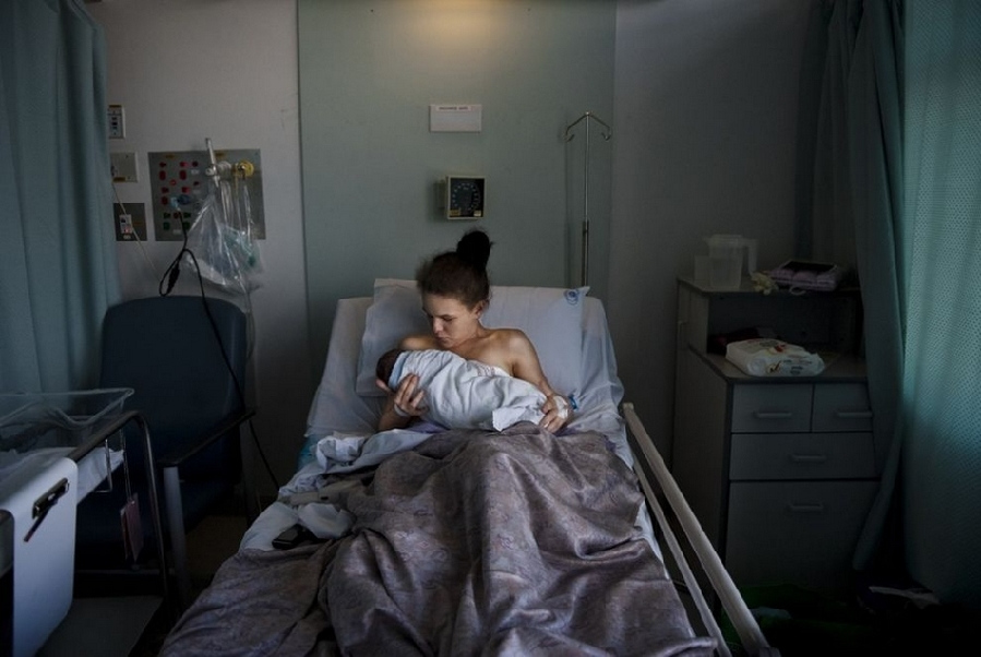 年輕單親媽媽的艱難生活 年輕單親媽媽的艱難生活