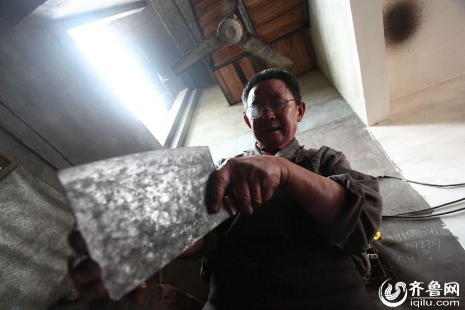 實(shí)拍最后的打鐵匠 一把手工菜刀賺六塊錢