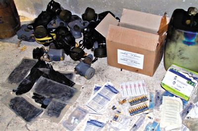 24日，敘利亞政府對外展示在大馬士革朱巴爾區(qū)破獲的反對派軍火庫中的化學(xué)制劑。新華社發(fā)