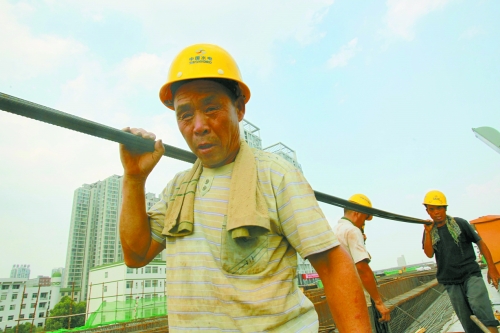 農(nóng)民工工作辛苦，權益理應有保障。