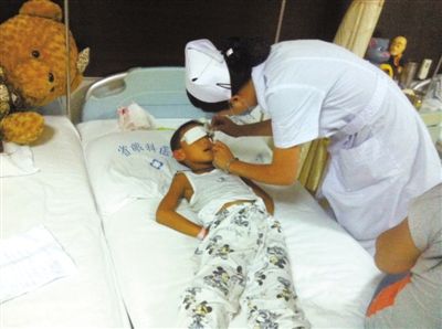 昨日傍晚，山西省眼科醫(yī)院醫(yī)生給斌斌點(diǎn)了兩次“眼藥水”。