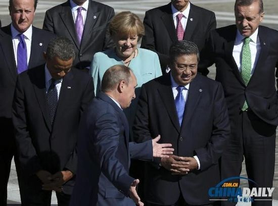 奧巴馬低頭不看普京，普京也閉眼做鬼臉并攤手表無奈。