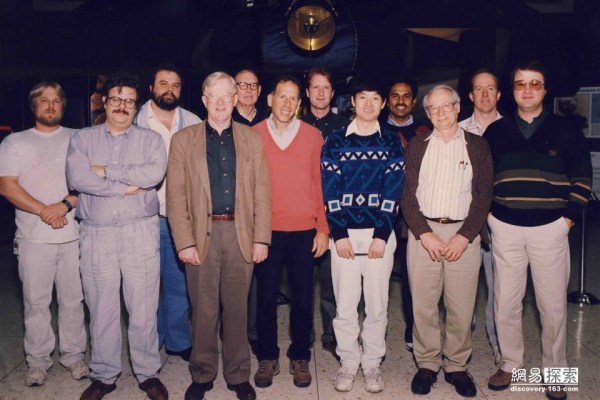 圖為照顧旅行者的工作人員。