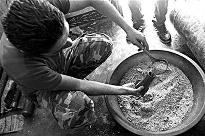 10日，敘反對(duì)派人員正在制作武器。