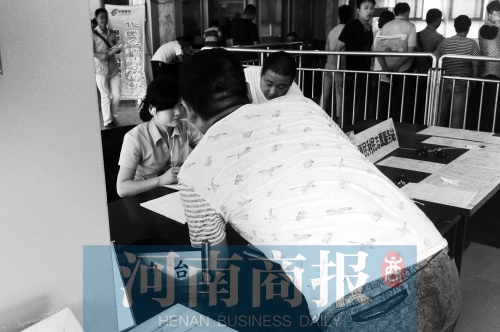 戴著耳機(jī)工作，挺“愜意”