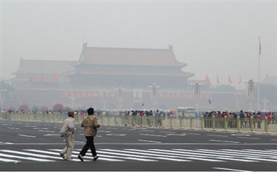 9月29日，游客行走在天安門廣場西側(cè)路上，當日霧霾嚴重。