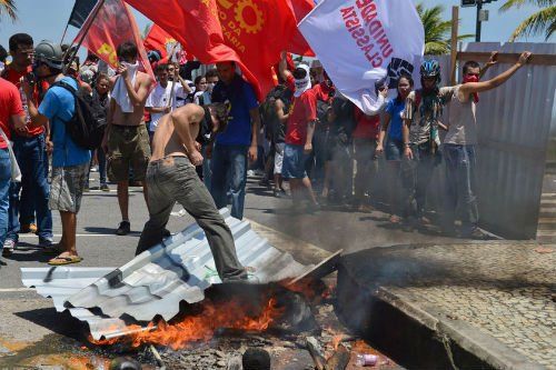 當(dāng)?shù)貢r(shí)間10月21日，巴西里約熱內(nèi)盧近海一座油田舉行開采權(quán)競(jìng)標(biāo)，引發(fā)示威者抗議，與負(fù)責(zé)安保的大量配槍巡邏士兵發(fā)生沖突。 CFP