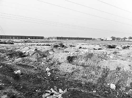 兩年半時(shí)間里，空曠的院子里，只有北側(cè)建成了兩棟空空的廠房。