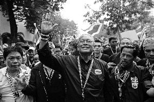 素貼參加游行示威。